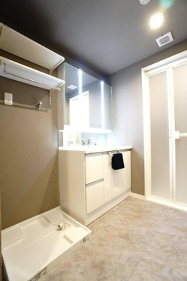 【独立洗面台】 | 【上質リノベ】舟入中町パーク・ホームズ | 【パウダールーム】
嬉しい、タオル掛け付きの2段可動式のリネンラック。
しかも装着が楽なワンタッチ式の給水栓！
洗濯機置場はドラム式の洗濯機も入るサイズですが、
お手持ちのサイズが入るか要確認です！