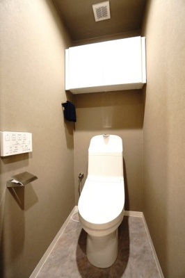 【トイレ】 | 【上質リノベ】舟入中町パーク・ホームズ | 【レストルーム】
TOTO社製！きれいをまもるせいけつトイレ！
お掃除はサッとひとふきで完了！
少ない水で、汚れをしっかり洗い流します。
手洗い機能付きなので、もしもの時も慌てない！
キャビネット付！