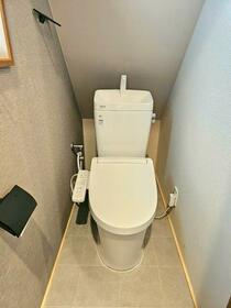 泉町1丁目　中古一戸建てのトイレ|温水洗浄便座付き　２階トイレ
■物件内覧・資金計画相談・住宅ローン相談、リフォーム相談、お問合せ受付中■
※当日・翌日のご内覧、ご相談はお電話でのお問合せがスムーズです！