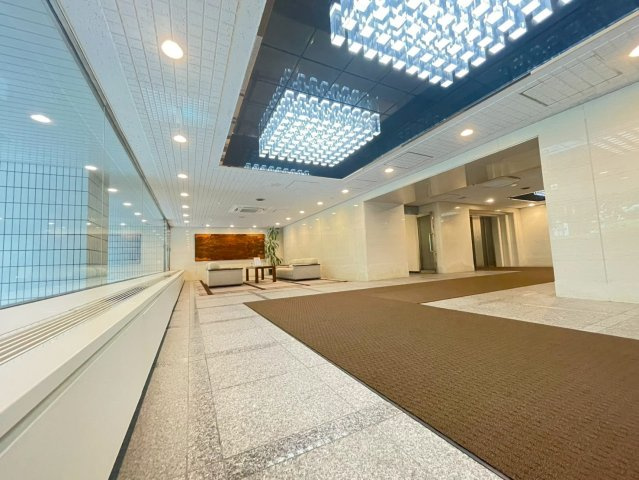 チュリス赤坂のロビー|格式ある入口ロビーでホテルを連想させる造りとなっております。