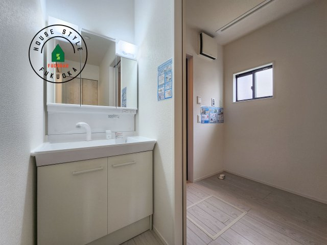 小郡市大保第4-2棟（2号棟）の内観：施工例|ゆとりの洗面スペースで朝の身支度もスムーズに。暮らしを快適に変えるシャワー付洗面台です！