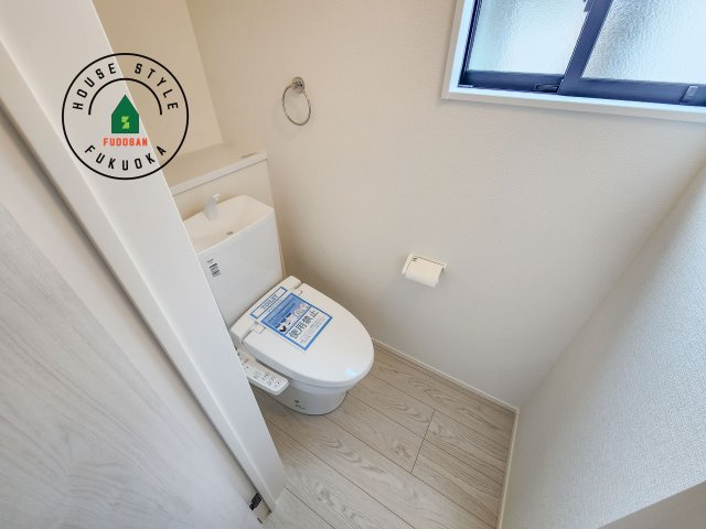 小郡市大保第4-2棟（2号棟）の内観：施工例|温水洗浄便座を完備しております。2ヶ所にトイレがあるのは朝の慌ただしい時間も安心です。