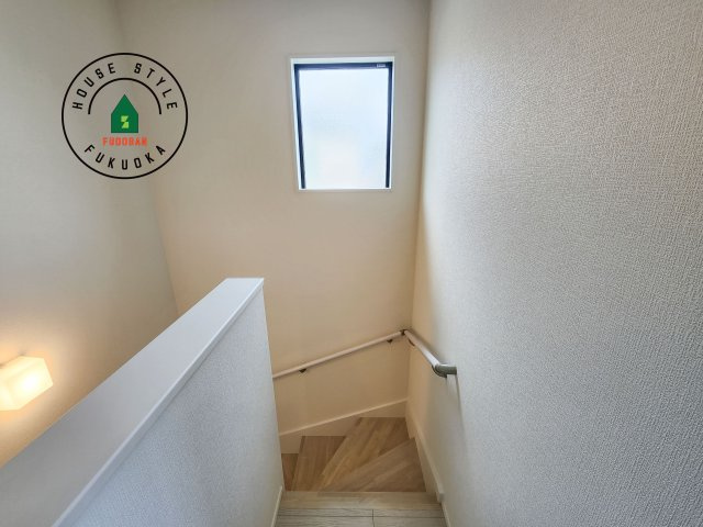 小郡市大保第4-2棟（2号棟）の内観：施工例|階段からも明るい光が入ります。採光や通風も階段の重要な役割です。