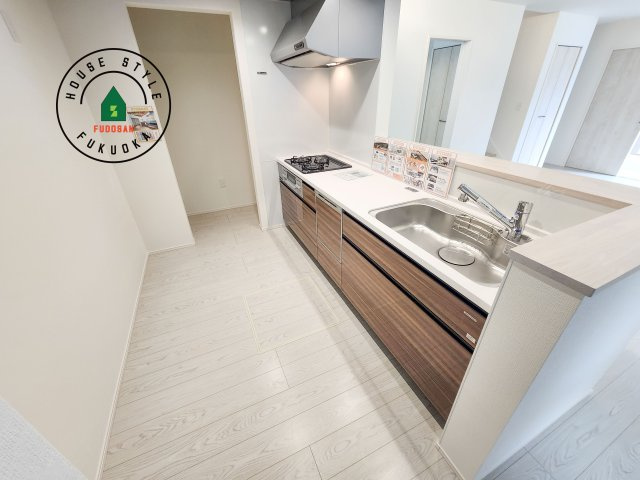 小郡市大保第4-2棟（2号棟）の内観：施工例|ダイニングテーブルへの配膳がラクラク、お料理はかどるカウンター付きシステムキッチン！