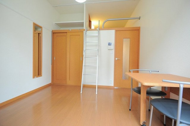 レオパレスきたじま３番館の寝室|1Fはフローリング・２Fはカーペット仕様になります。