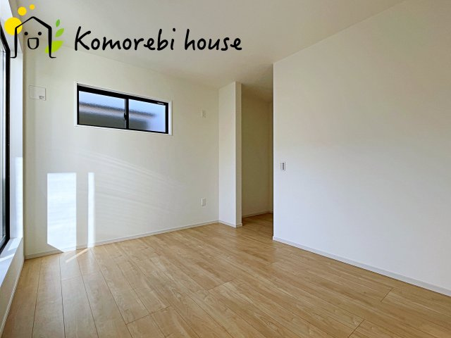 桶川市坂田　7期　新築一戸建て　グレース　01の洋室|明るい光が差し込む洋室は、寝室・子ども部屋・ワークスペースなど多用途に使える自由度の高い空間。家具の配置もしやすく、暮らしに合わせて柔軟に活用できます。
