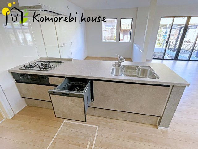 桶川市坂田　7期　新築一戸建て　グレース　01のキッチン|食洗機や浄水器を備えた多機能キッチン。広がりある空間で、家族と会話を楽しみながら料理ができるカウンターキッチンです