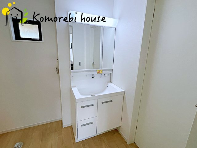 桶川市坂田　7期　新築一戸建て　グレース　01の独立洗面台|散らかりがちな洗面周りもスッキリまとまる収納付き洗面台。タオルや日用品を入れてもゆとりがあり、生活感を見せない美しい空間をつくります。