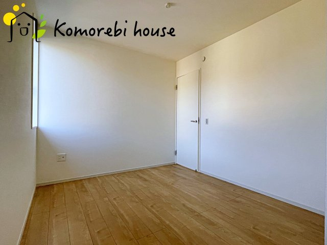 桶川市坂田　7期　新築一戸建て　グレース　01の寝室|寝室にはゆとりのある広さがあり、大きめのベッドも余裕をもって配置できます。
実際に内覧いただければ、サイズ感もよりイメージしやすいと思います。採寸もその場でご協力いたしますので、ぜひお確かめください。