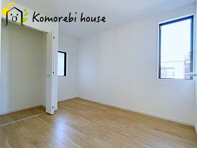 桶川市坂田　7期　新築一戸建て　グレース　01の子供部屋|自然光が心地よく入る子ども部屋は、学習・遊び・睡眠をしっかり支える快適環境。シンプル設計でレイアウトも変えやすく、成長に合わせて長く使える利便性の高い一室です。