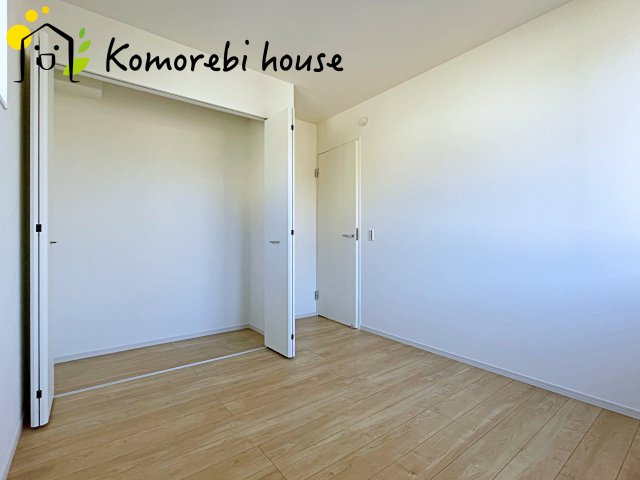 桶川市坂田　7期　新築一戸建て　グレース　01の収納|収納付きでゆとりのある空間。寝室としても、子ども部屋としても使え、衣類やおもちゃもスッキリ片付く快適な部屋。