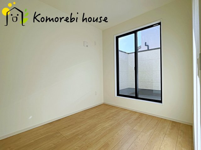 桶川市坂田　7期　新築一戸建て　グレース　01の洋室|明るい光が差し込む洋室は、寝室・子ども部屋・ワークスペースなど多用途に使える自由度の高い空間。家具の配置もしやすく、暮らしに合わせて柔軟に活用できます。