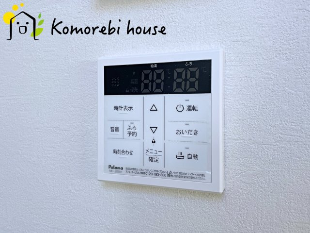 桶川市坂田　7期　新築一戸建て　グレース　01の設備|キッチンからワンタッチで湯張りや追い焚きができる給湯スイッチ。夕飯の支度をしながら、同時進行でお風呂の準備ができる効率の良い生活動線が魅力です。