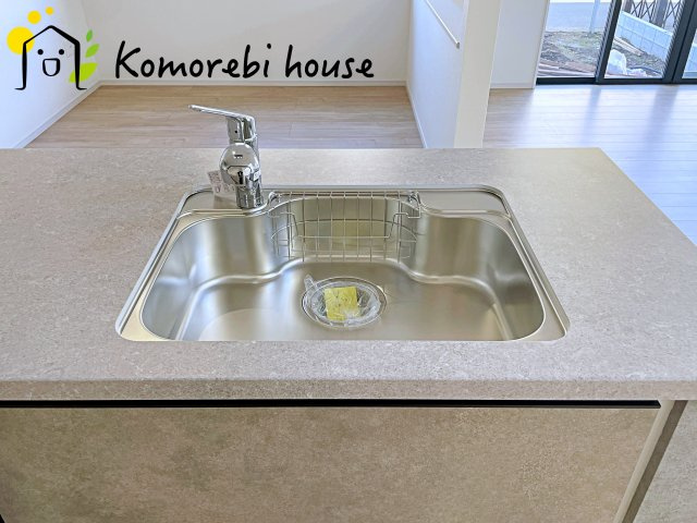 桶川市坂田　7期　新築一戸建て　グレース　01のキッチン|浄水器一体型で、いつでも美味しいお水がそのまま使えるキッチンシンク。料理やコーヒーづくり、炊飯にも安心して利用でき、毎日の食卓が少し豊かに。