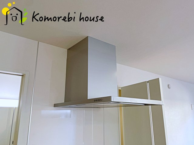 桶川市坂田　7期　新築一戸建て　グレース　01のキッチン|吸引力の高いレンジフードが煙や匂いを素早く排出。揚げ物や炒め物も気兼ねなくでき、リビングに匂いを残しません。
