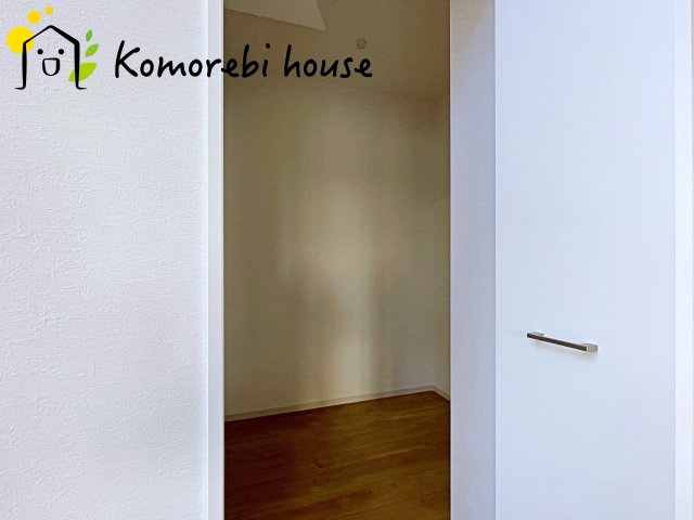 桶川市坂田　7期　新築一戸建て　グレース　01の収納|収納力豊富のウォークインクローゼットは、整理整頓が簡単で見た目もすっきり。ハンガーラックや棚を活用して、自分だけの収納空間を自由にアレンジできます