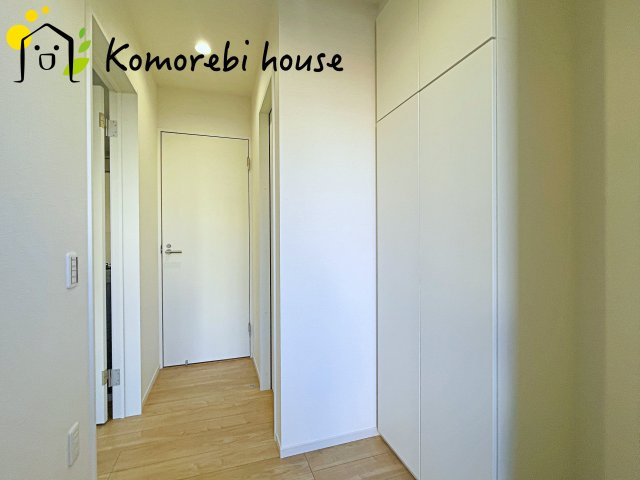 桶川市坂田　7期　新築一戸建て　グレース　01の玄関|玄関から快適な生活が始まる。収納・導線・使い勝手に配慮された、家族に優しい設計です。