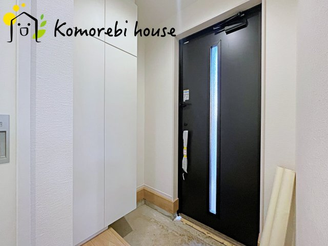 桶川市坂田　7期　新築一戸建て　グレース　01の玄関|明るく使いやすい玄関で、家族の生活をスムーズに。収納や導線も配慮された万能空間です。