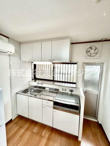 西宮市東鳴尾町１丁目の一戸建てのキッチン|3口IHシステムキッチン