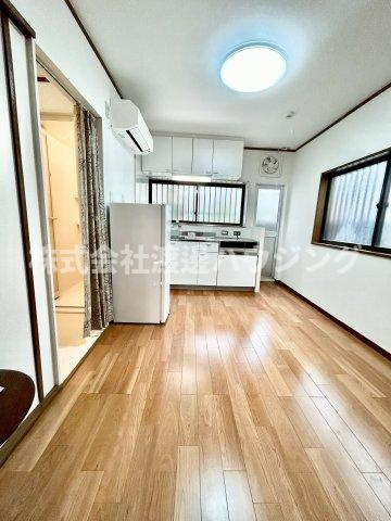 西宮市東鳴尾町１丁目の一戸建ての居間・リビング