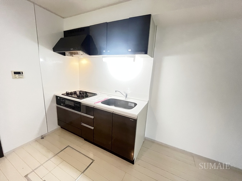 ヴィラージュ志伊Ⅲのキッチン|3口コンログリル付きキッチンです☆