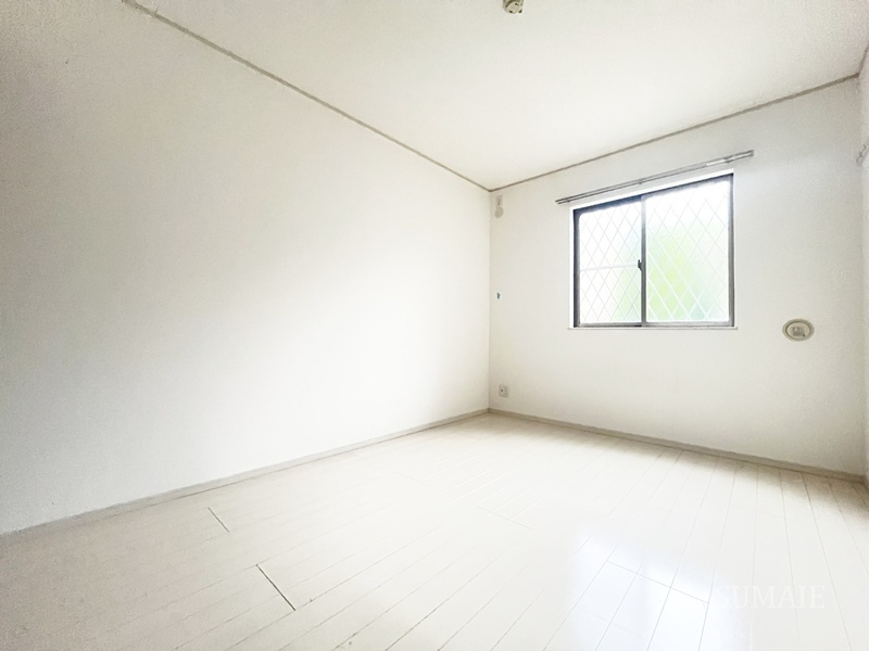 ヴィラージュ志伊Ⅲの洋室|落ち着いた色調の洋室です☆