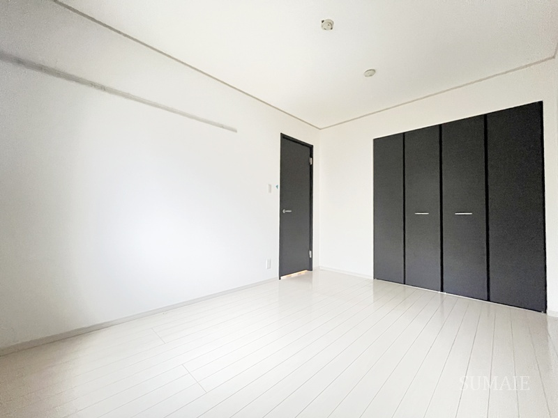 ヴィラージュ志伊Ⅲの寝室|使い勝手のいい洋室です☆