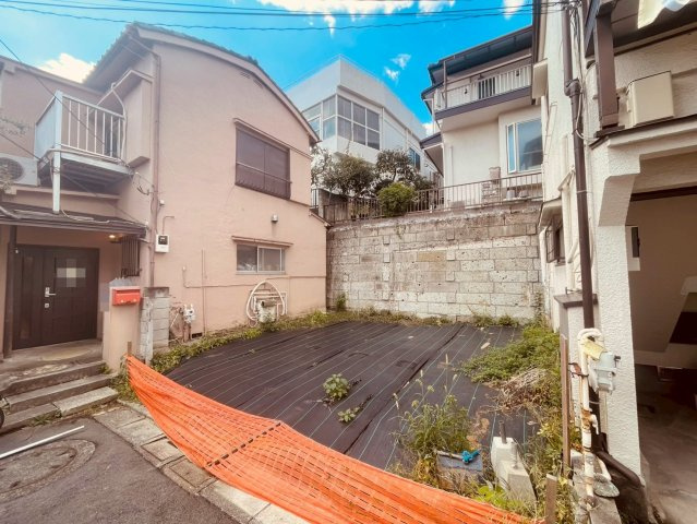 【外観】 | 品川区上大崎１丁目　新築戸建て | 【更地時現地写真】充実の3LDK、最新の設備を備えた新築住宅