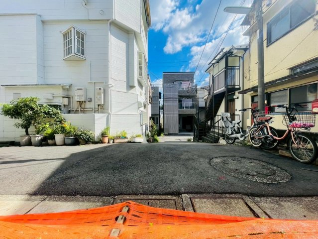 【前面道路含む現地写真】 | 品川区上大崎１丁目　新築戸建て | 目黒駅徒歩9分で利便性も良好なエリアになります