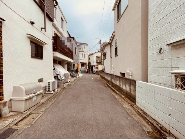 【前面道路含む現地写真】 | 品川区上大崎１丁目　新築戸建て | 穏やかな時の流れる住宅街でゆったり過ごせます