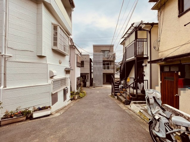 【前面道路含む現地写真】 | 品川区上大崎１丁目　新築戸建て | 目黒駅徒歩9分で利便性も良好なエリアになります