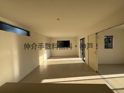 【居間・リビング】 | 神戸市西区桜が丘西町3丁目　新築戸建　仲介手数料無料！ | ゆったりとした居間です