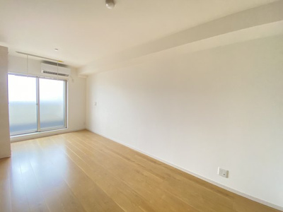 【居間・リビング】 | ＴＫアンバーコート浜寺 | こちらのリビングで趣味の時間をお楽しみください