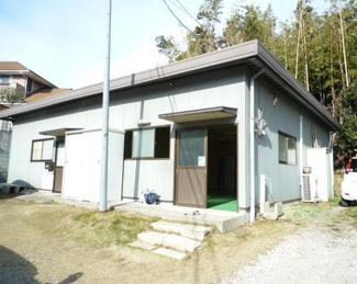 【外観】 | 都筑IC近く♪センター南駅まで徒歩圏内の貸倉庫です！敷地内駐車場があります☆