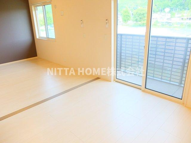 Y’s court 横田の内装|大きな窓から明るい光が差し込みます♪