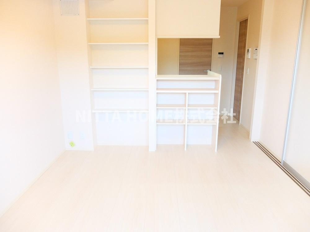 Y’s court 横田の洋室|キッチン前にお洒落な収納が付いています★