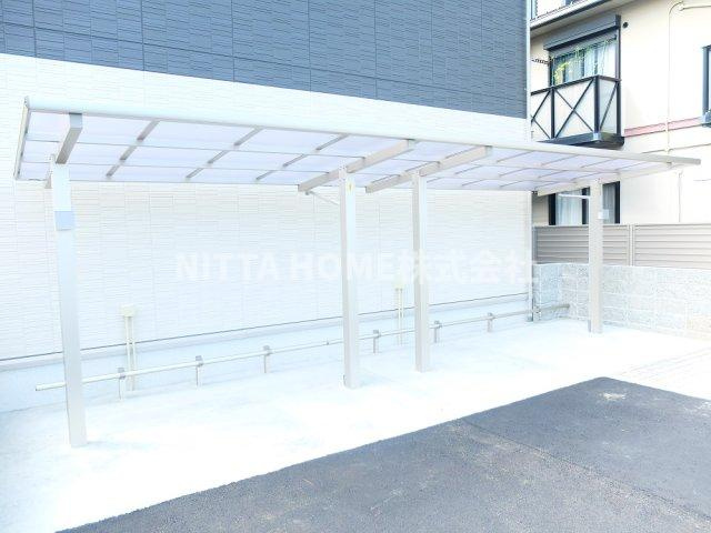 Y’s court 横田のエントランス|屋根付きの駐輪場スペース(*^_^*)