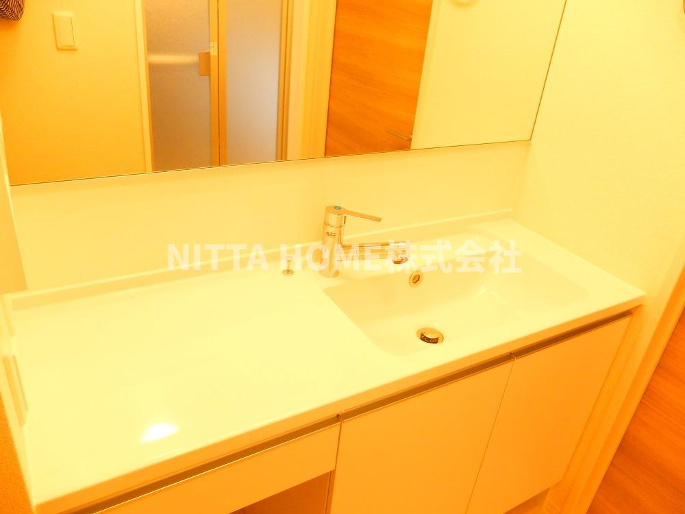 Y’s court 横田の洗面所|大きな鏡が魅力的な洗面台です＊