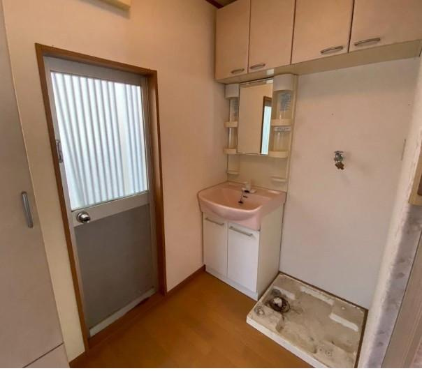 北条５丁目　中古一戸建ての内装|洗濯機置き場　洗面化粧台　勝手口
■物件内覧・資金計画相談・住宅ローン相談、リフォーム相談、お問合せ受付中■
※当日・翌日のご内覧、ご相談はお電話でのお問合せがスムーズです！