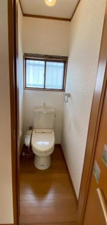 北条５丁目　中古一戸建てのトイレ|温水洗浄便座付き
■物件内覧・資金計画相談・住宅ローン相談、リフォーム相談、お問合せ受付中■
※当日・翌日のご内覧、ご相談はお電話でのお問合せがスムーズです！