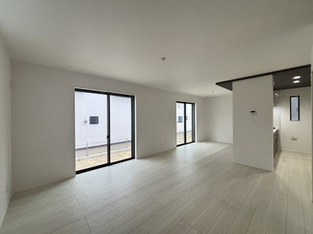 GRAFARE名古屋市打出3期｜名古屋市の戸建ならホームアップの居間・リビング|南から陽射しが入り明るいリビング