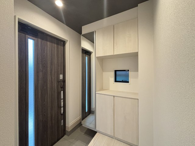 GRAFARE名古屋市打出3期｜名古屋市の戸建ならホームアップの玄関|収納力あるシューズボックス付き