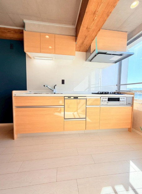 プランタンビルの居間・リビング|2つの大きな窓からたっぷりと差し込む光と風。空間がより広く感じれらますね。