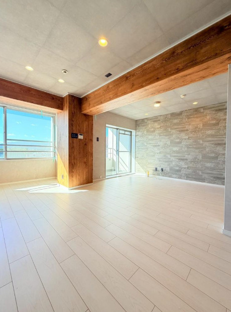 プランタンビルの居間・リビング|アクセントクロスでお部屋の印象がガラリと変わります。