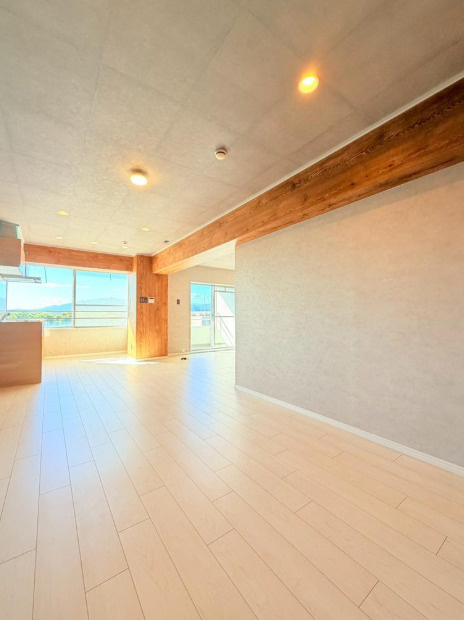 プランタンビルの居間・リビング|アクセントクロスでお部屋の印象がガラリと変わります。