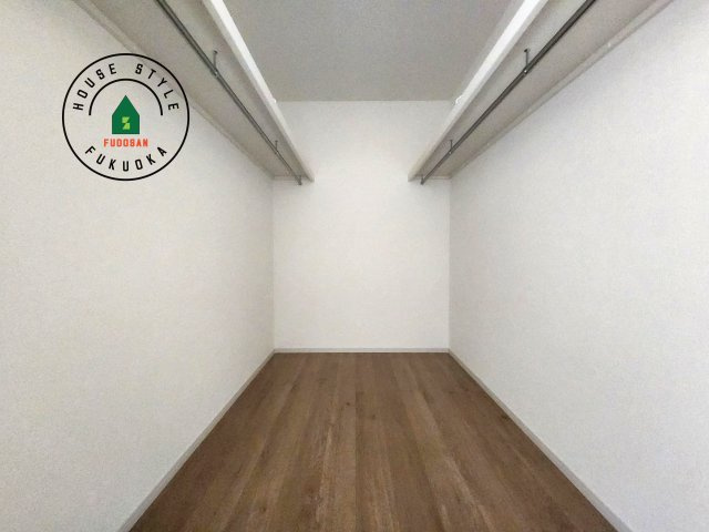 春日市白水ヶ丘2丁目第4-2棟（1号棟）の収納|洋服や大きな荷物が多い方や人数の多いご家族などは、一般的なクローゼットよりもウォークインクローゼットのほうが使い勝手が良いです。