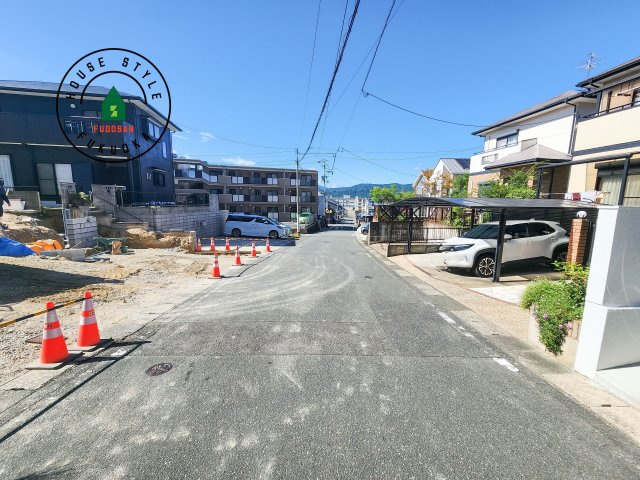 春日市白水ヶ丘2丁目第4-2棟（1号棟）の前面道路含む現地写真|前面道路は閑静な住宅地をはしる車通りの少ない道路。お車の出し入れが苦手なママや小さなお子様にも安心ですね。しっかり舗装もされているので、ベビーカーや自転車で通っても快適に通行できます。