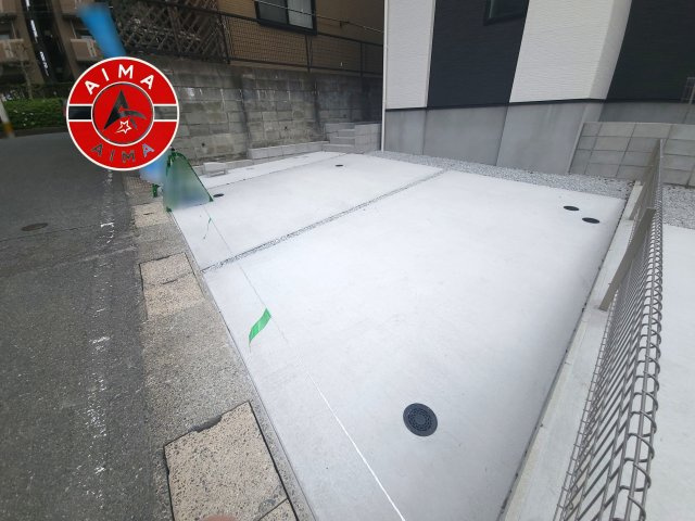 春日市白水ヶ丘2丁目第4-2棟（1号棟）の駐車場|広々した駐車場になります。3台並列駐車となります。