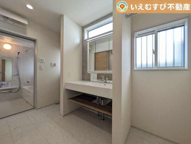 BLOOMING GARDEN　行田市富士見町2丁目2期の独立洗面台|3面ミラーの後ろは収納スペースを完備
生活感のあるものは隠して、スッキリシンプルな洗面台に！清潔感のある空間♪