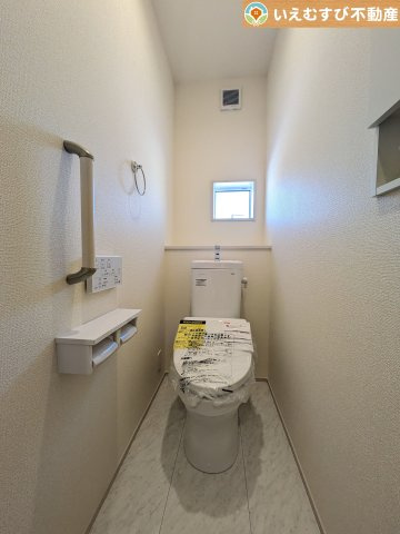 BLOOMING GARDEN　行田市富士見町2丁目2期のトイレ|シンプルで清潔感のあるトイレ
窓付きで明るく、お掃除しやすいシンプルな空間♪